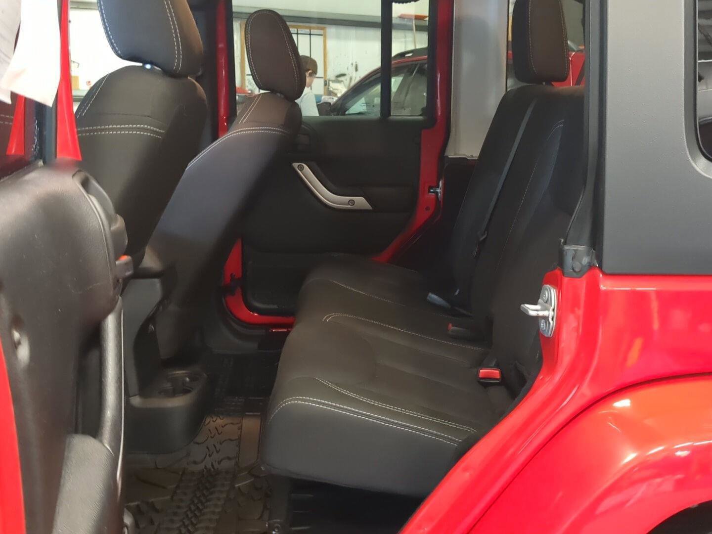 Used 2016 Jeep Wrangler Unlimited Sahara w/ Connectivity Group AWD/4WD image 12