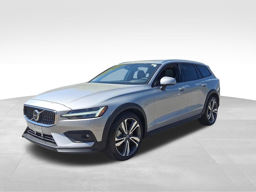Used 2025 Volvo V60 B5 Cross Country Plus image 3