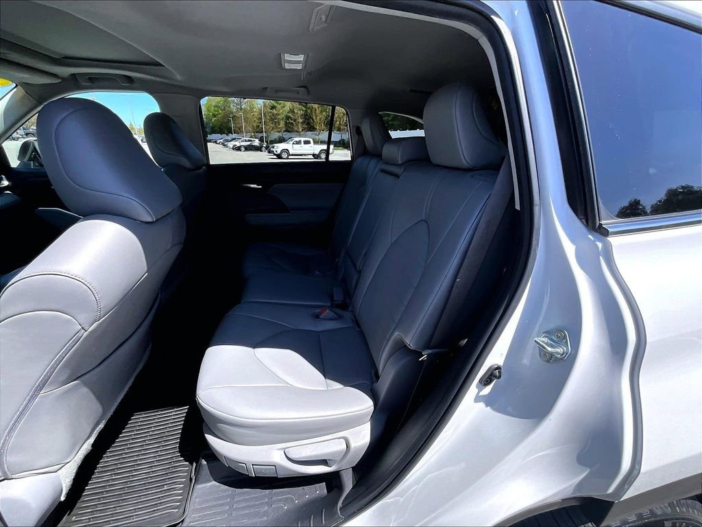 Used 2023 Toyota Highlander XLE AWD/4WD image 15