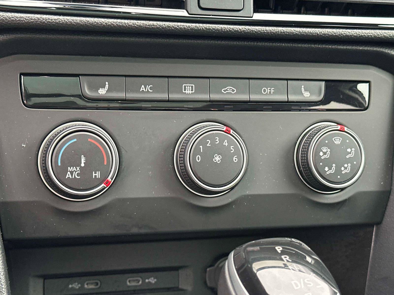 Certified 2022 Volkswagen Taos SE w/ Panoramic Sunroof Package image 26