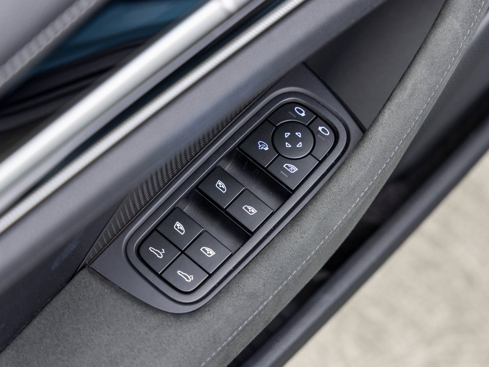 Certified 2025 Porsche Panamera 4 image 25