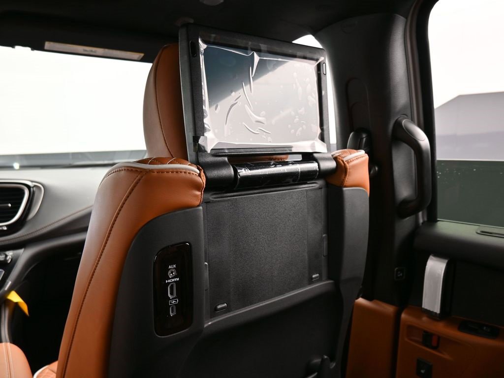 New 2026 Chrysler Pacifica Pinnacle image 16