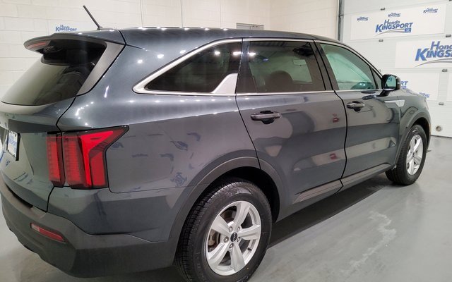 Used 2023 Kia Sorento LX image 4