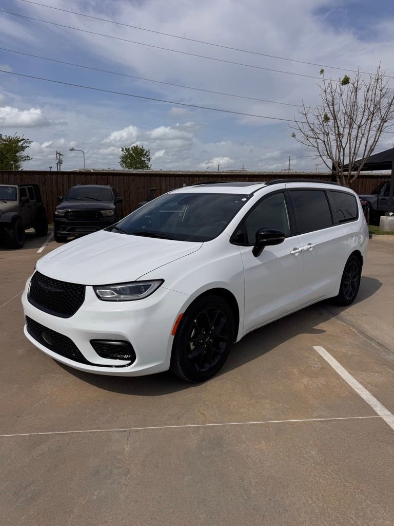 Used 2025 Chrysler Pacifica Limited image 3