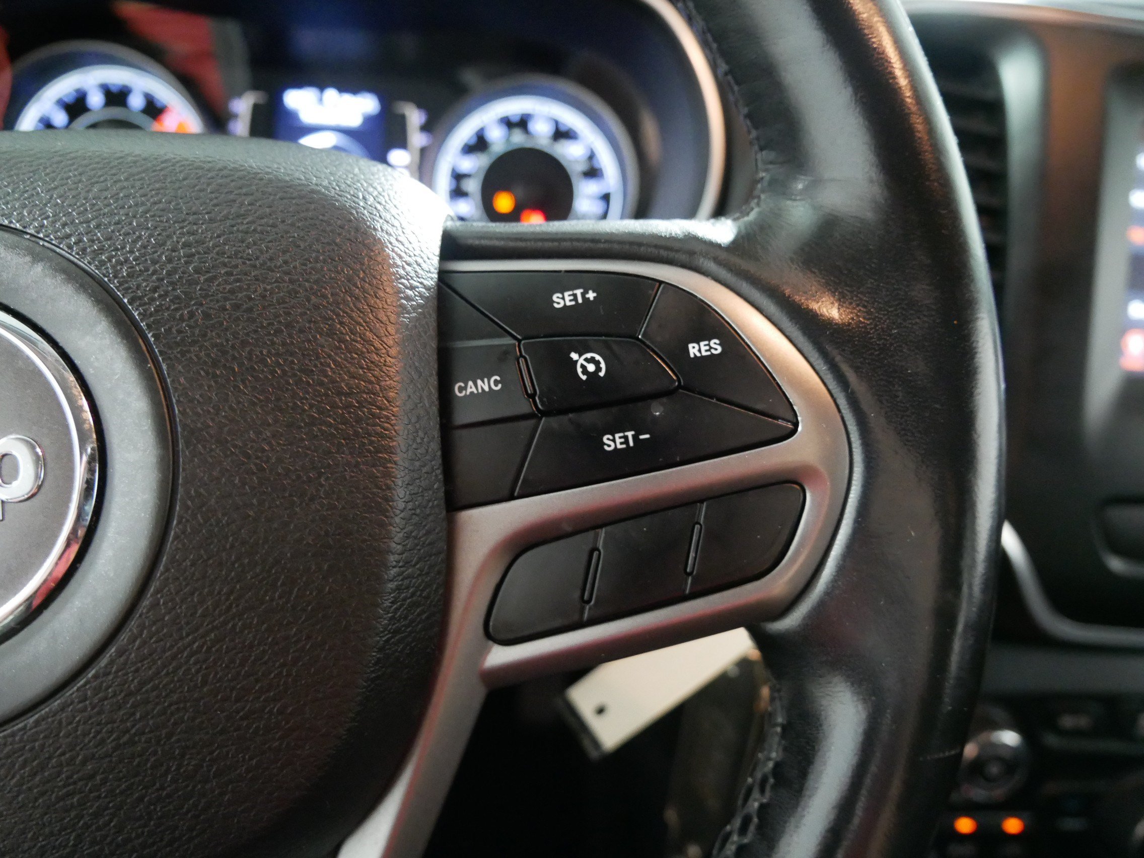Used 2019 Jeep Cherokee Latitude w/ Cold Weather Group AWD/4WD image 28