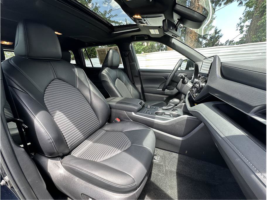 Used 2025 Toyota Highlander XSE AWD/4WD image 15