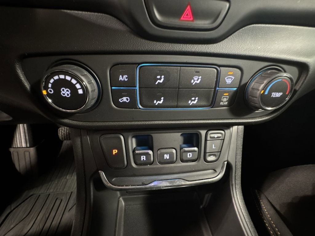 Used 2021 GMC Terrain SLE w/ Elevation Edition image 25