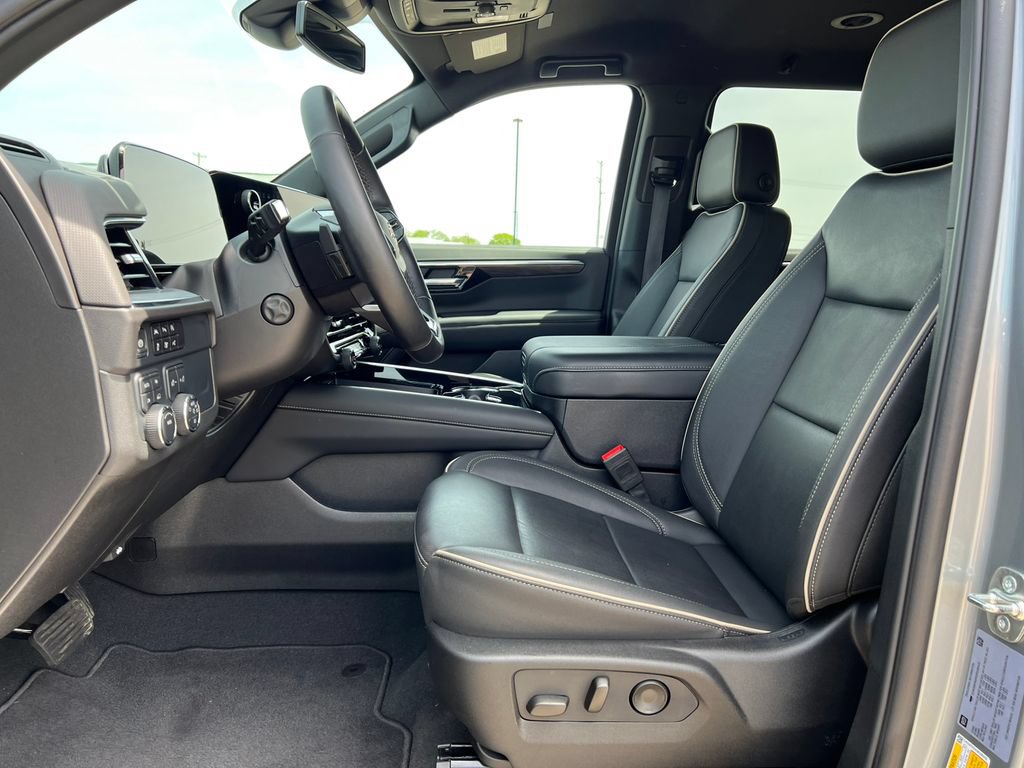 Used 2025 Chevrolet Suburban Premier AWD/4WD video 3