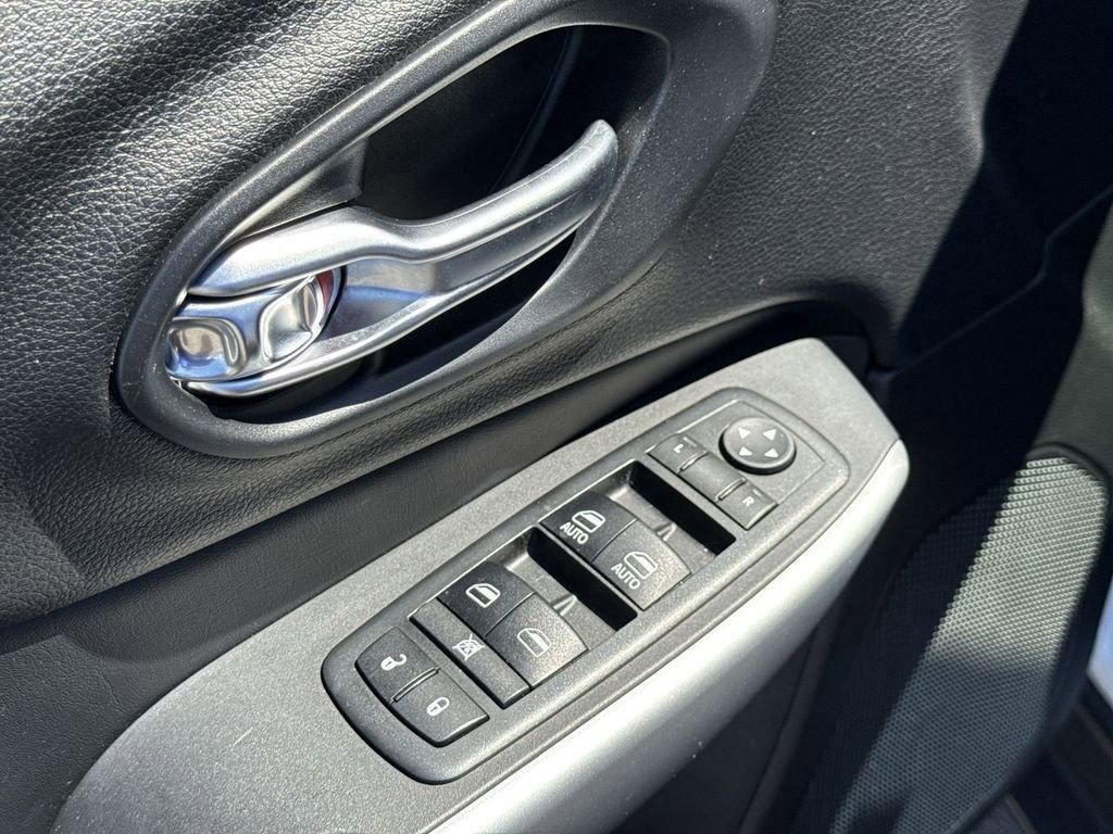 Used 2018 Jeep Cherokee Trailhawk w/ Comfort/Convenience Group AWD/4WD image 21