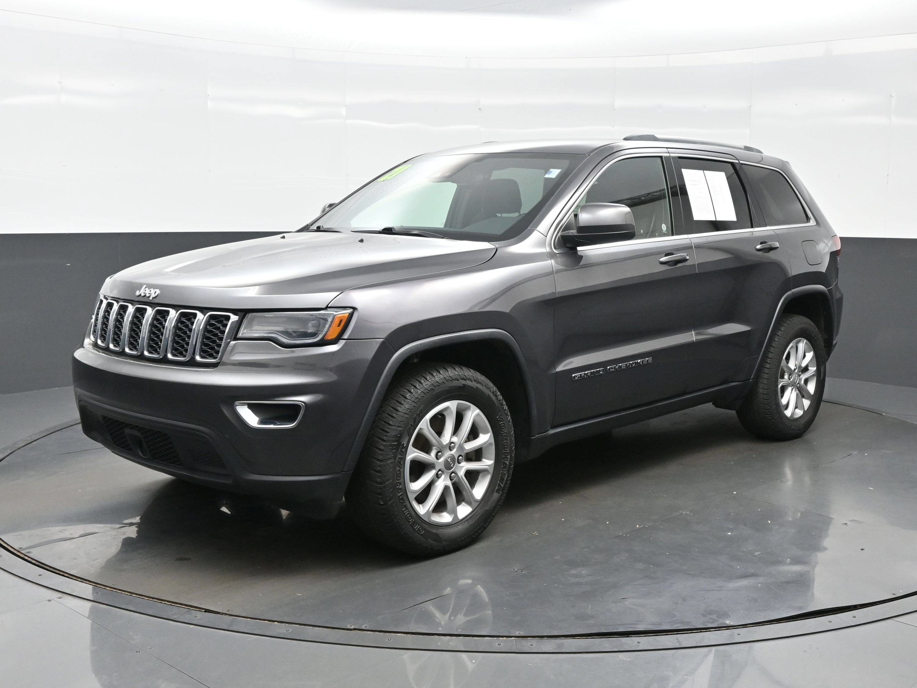 Used 2021 Jeep Grand Cherokee Laredo w/ Security & Convenience Group AWD/4WD image 2