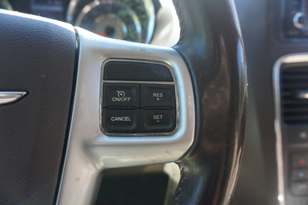 Used 2012 Chrysler Town & Country Touring w/ Entertainment Group #1 FWD image 8