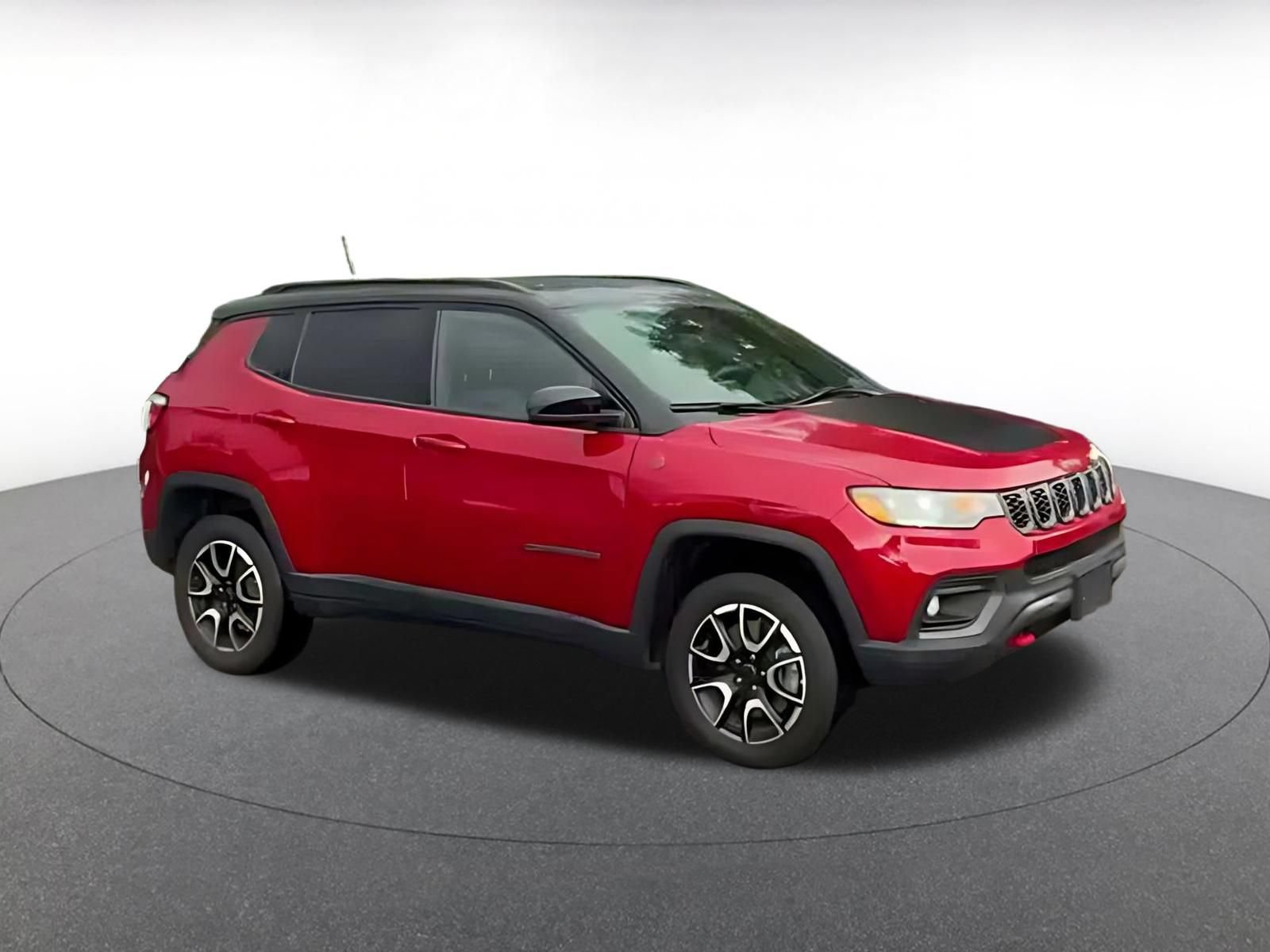 Used 2025 Jeep Compass Trailhawk AWD/4WD image 2