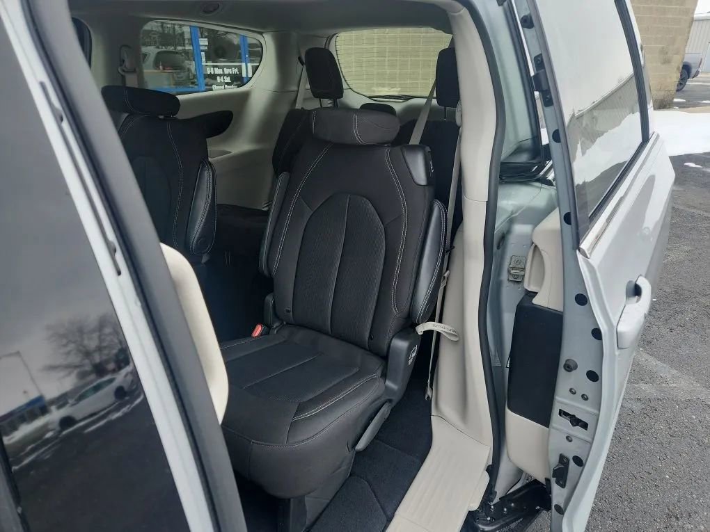 Used 2024 Chrysler Voyager LX image 8