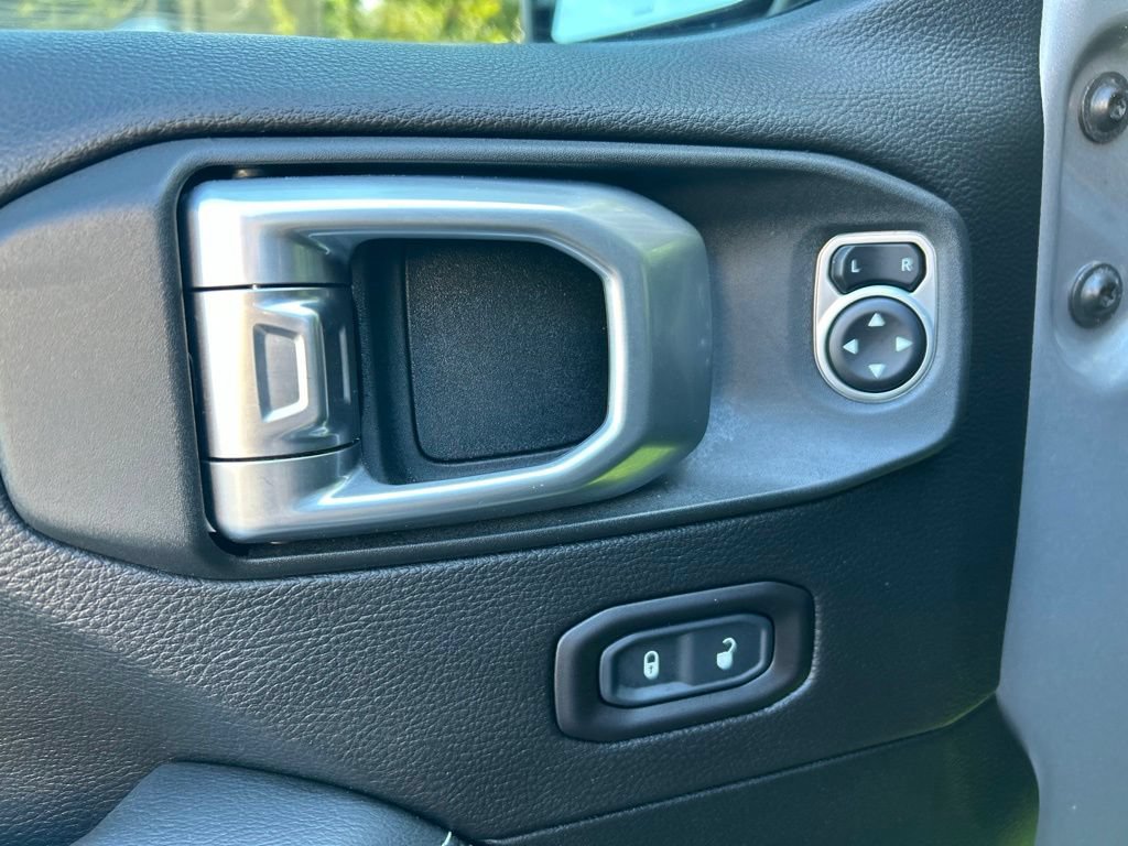 Used 2020 Jeep Gladiator Overland AWD/4WD image 14