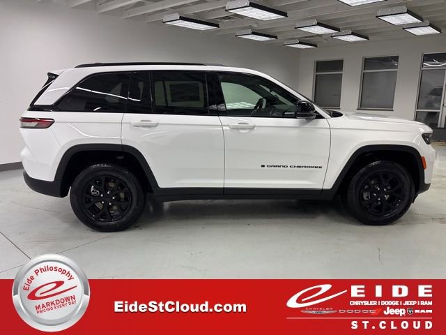 New 2025 Jeep Grand Cherokee Altitude image 11