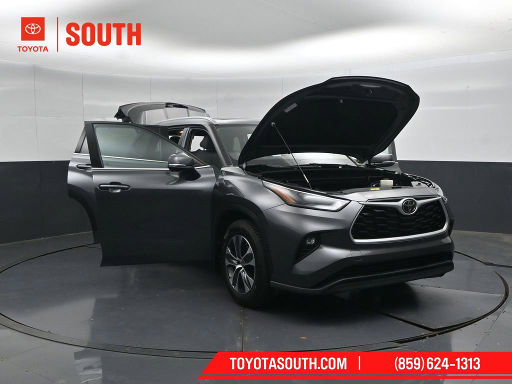 Used 2022 Toyota Highlander XLE AWD/4WD image 59