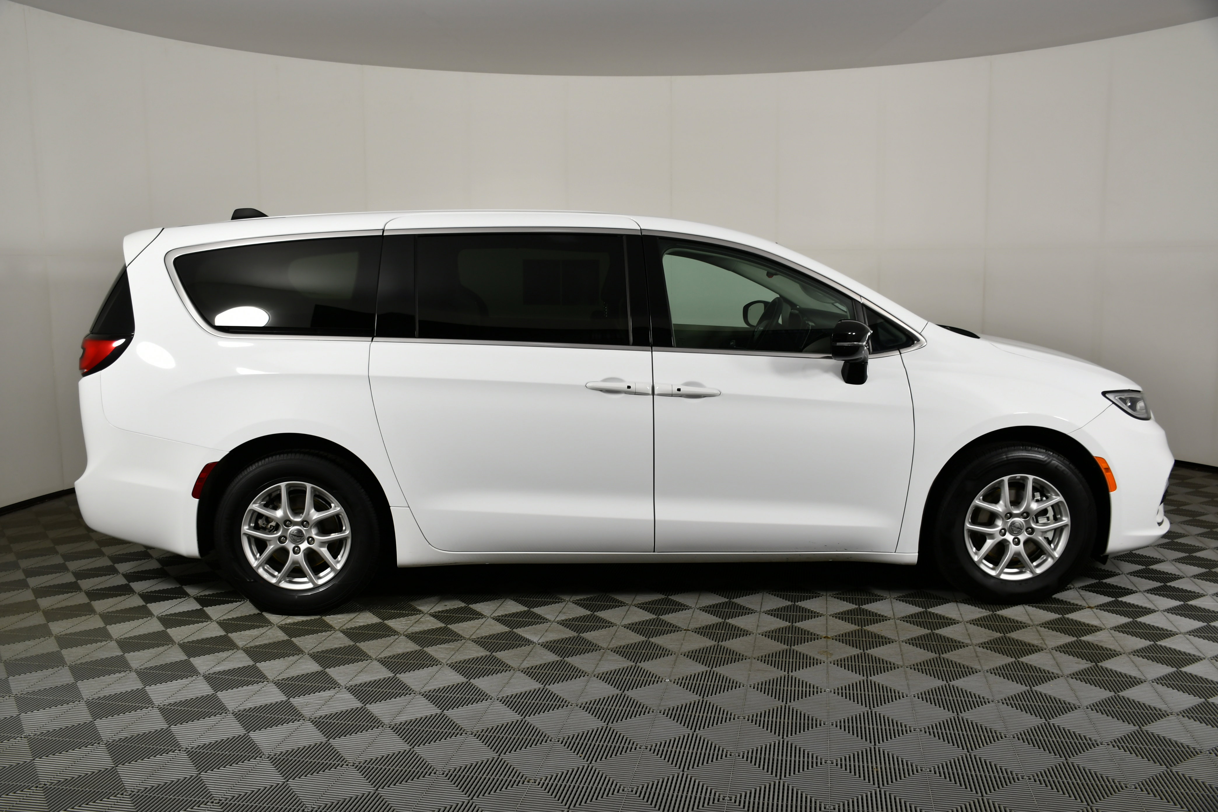 Used 2024 Chrysler Pacifica Touring-L image 5
