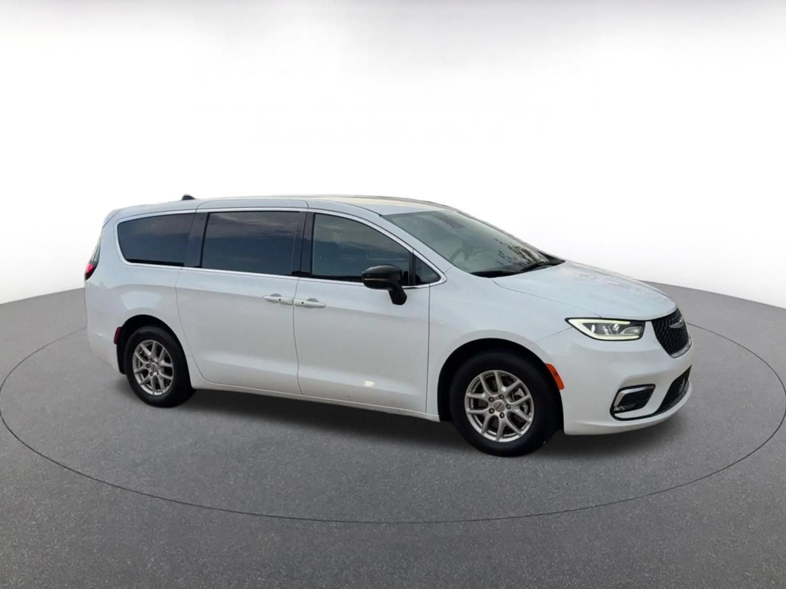 Used 2025 Chrysler Pacifica Select FWD video 2
