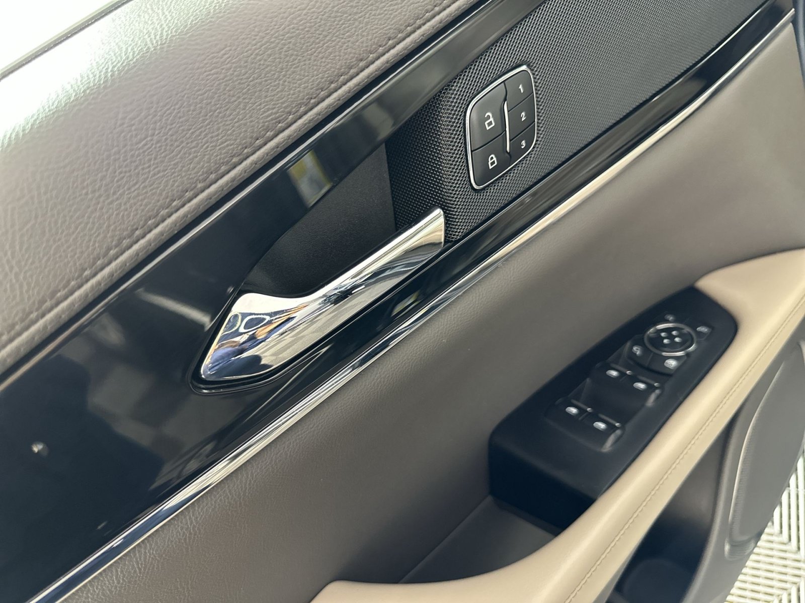 Used 2023 Lincoln Nautilus AWD w/ Premium Package image 15