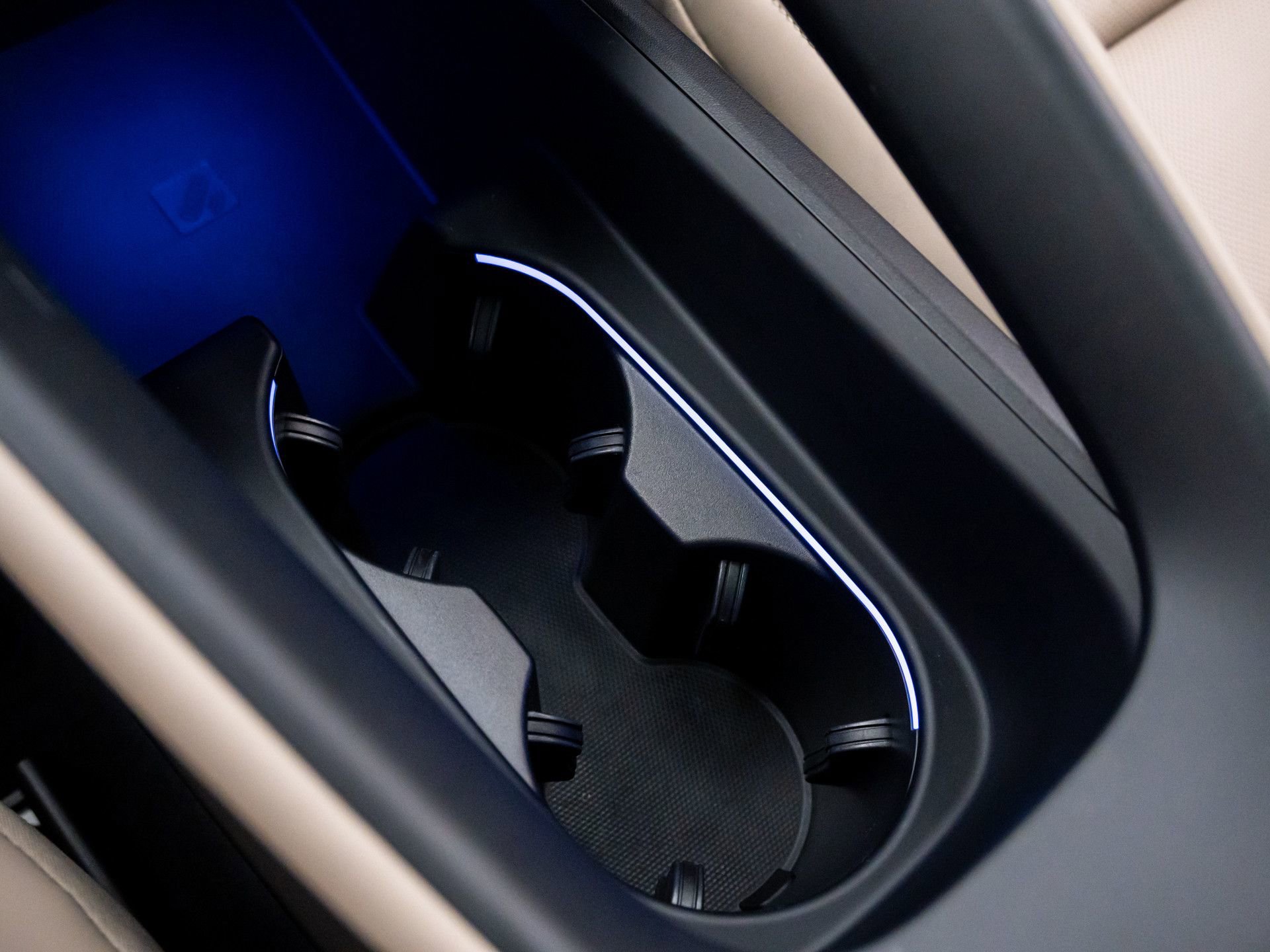Certified 2025 Porsche Macan 4S Electric image 24
