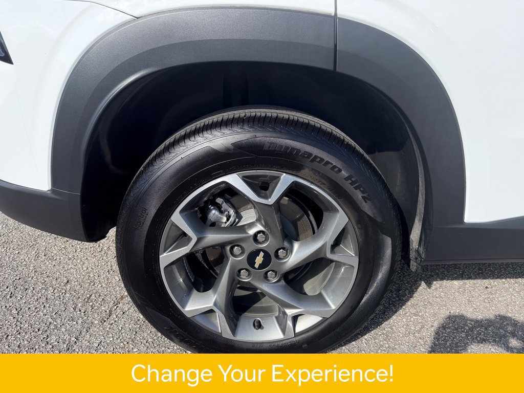 Used 2025 Chevrolet Trax LT w/ LT Convenience Package FWD image 30