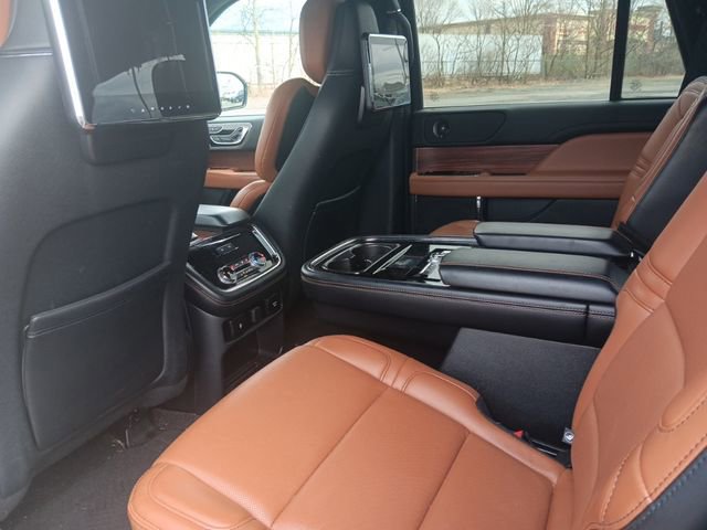 Used 2020 Lincoln Navigator Reserve image 16