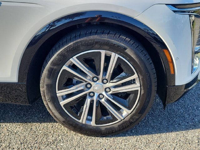 Used 2024 Cadillac Lyriq Luxury AWD/4WD image 6