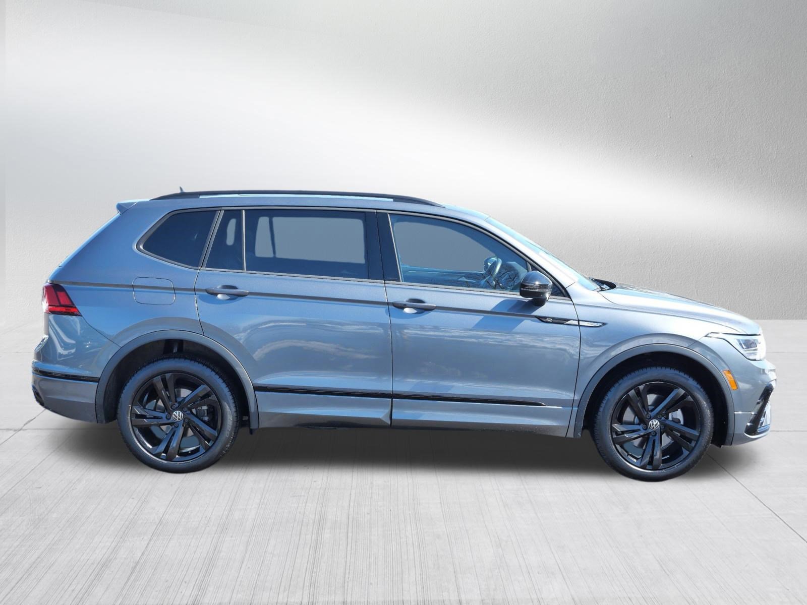 Certified 2023 Volkswagen Tiguan SE R-Line image 8