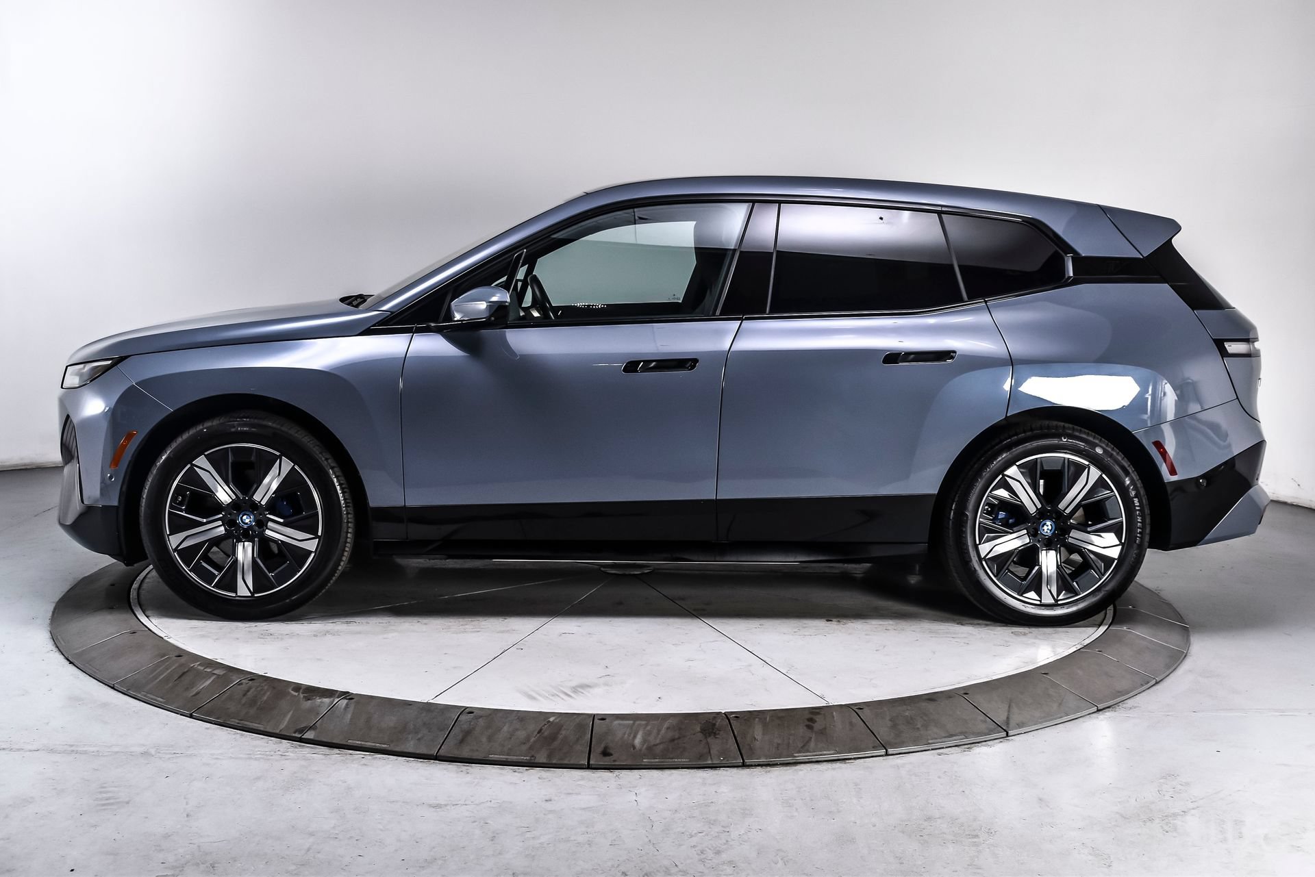 Used 2025 BMW iX xDrive50 AWD/4WD image 3