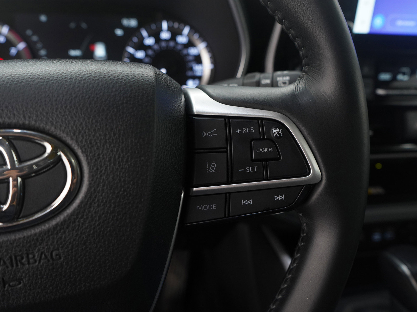 Used 2024 Toyota Highlander XLE AWD/4WD image 25