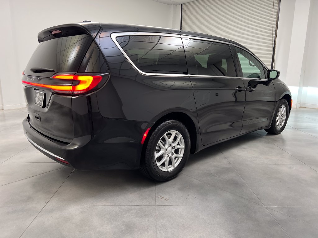 Used 2027 Chrysler Pacifica Select FWD image 9