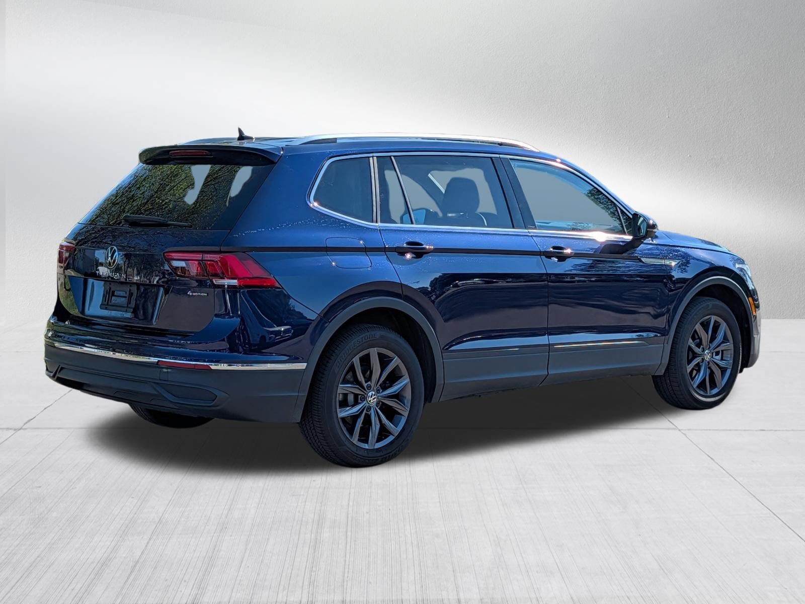 Used 2023 Volkswagen Tiguan SE w/ Panoramic Sunroof Package AWD/4WD image 7