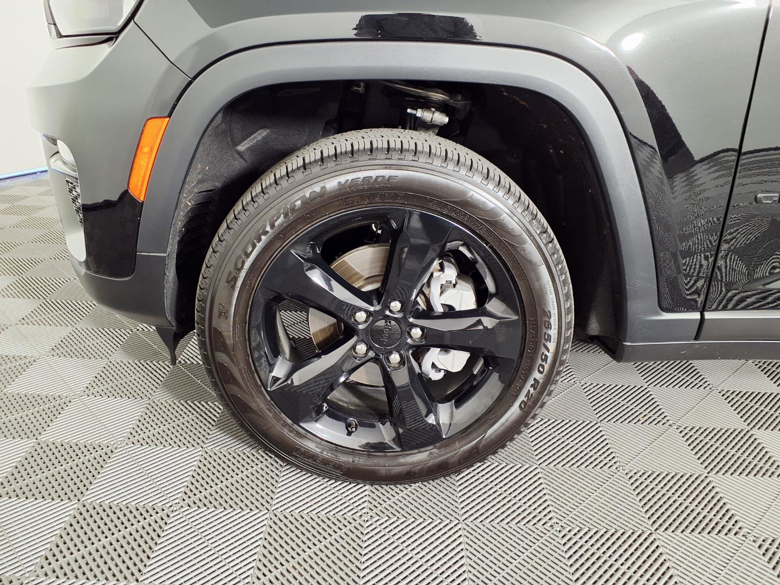 Used 2025 Jeep Grand Cherokee Limited w/ Black Appearance Package image 7