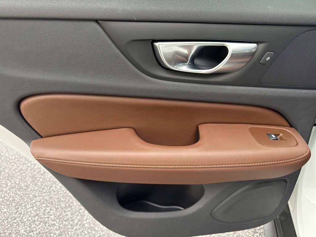 Used 2025 Volvo V60 B5 Cross Country Plus image 13