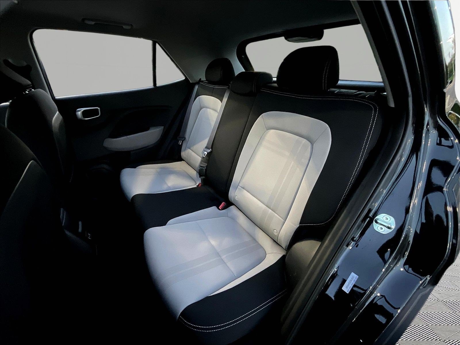 Used 2025 Hyundai Venue SEL FWD image 21
