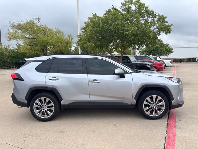 Used 2020 Toyota RAV4 XLE Premium FWD image 4