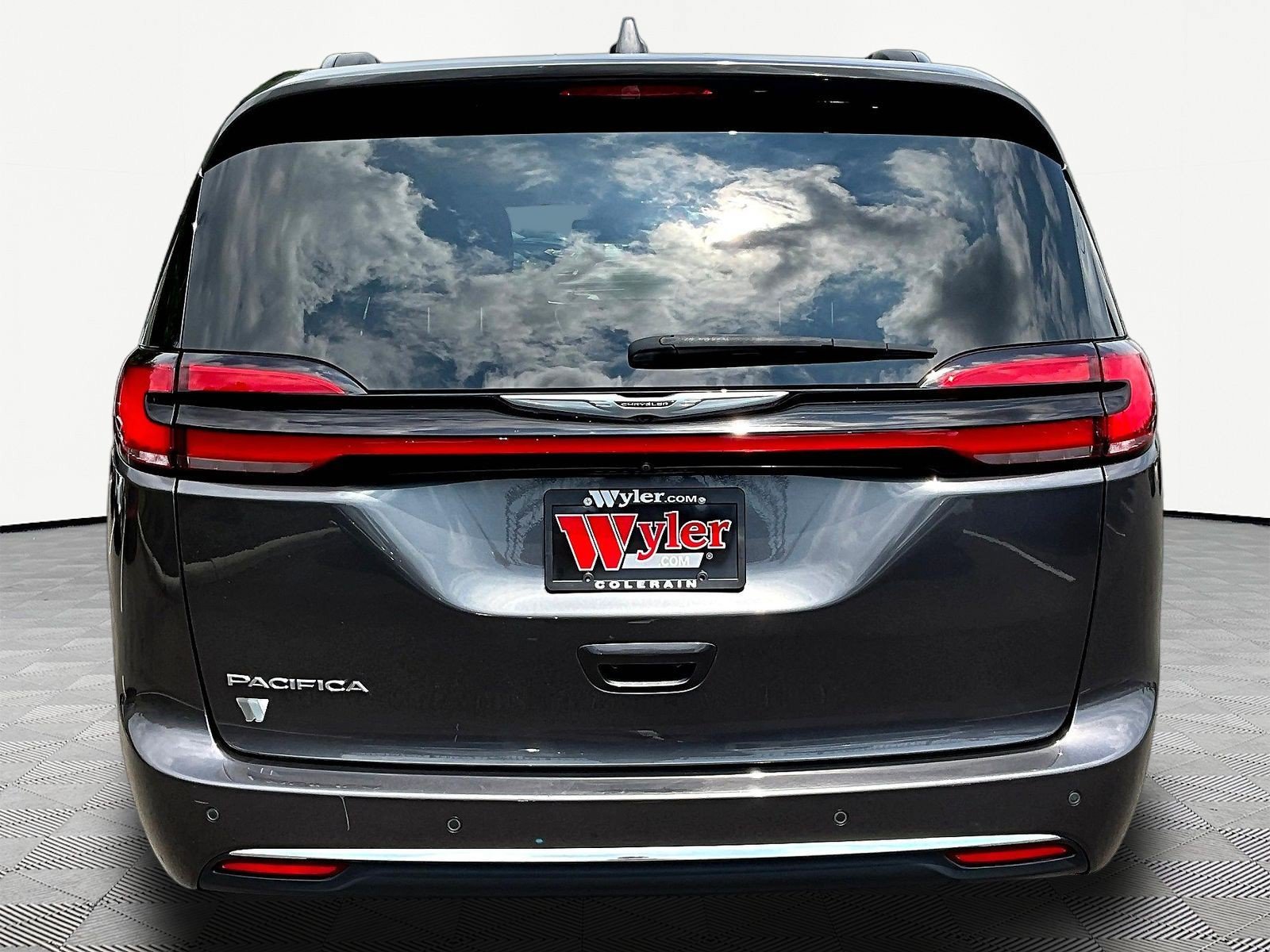 Used 2022 Chrysler Pacifica Touring-L FWD image 5