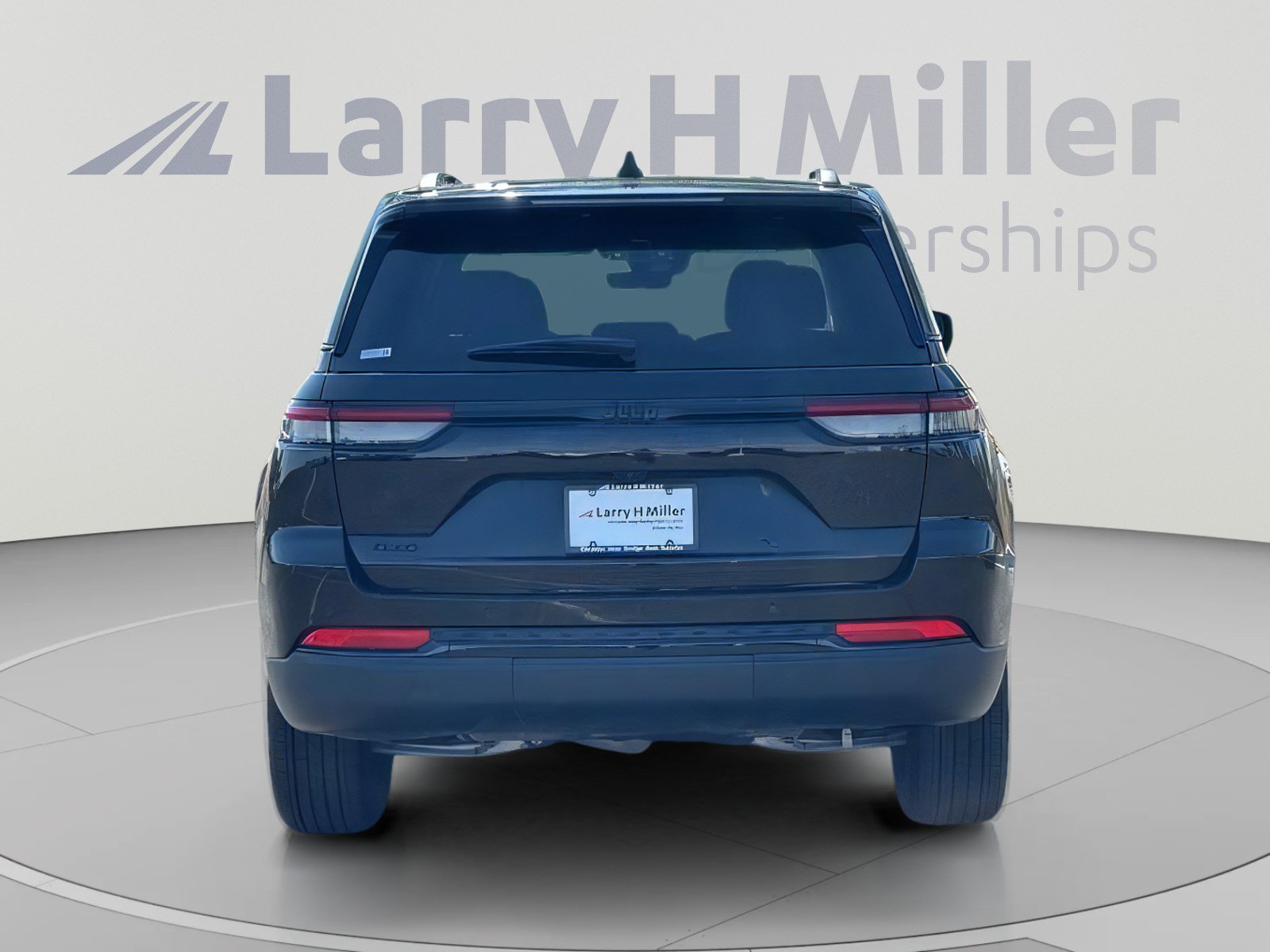 Used 2025 Jeep Grand Cherokee Altitude AWD/4WD image 5