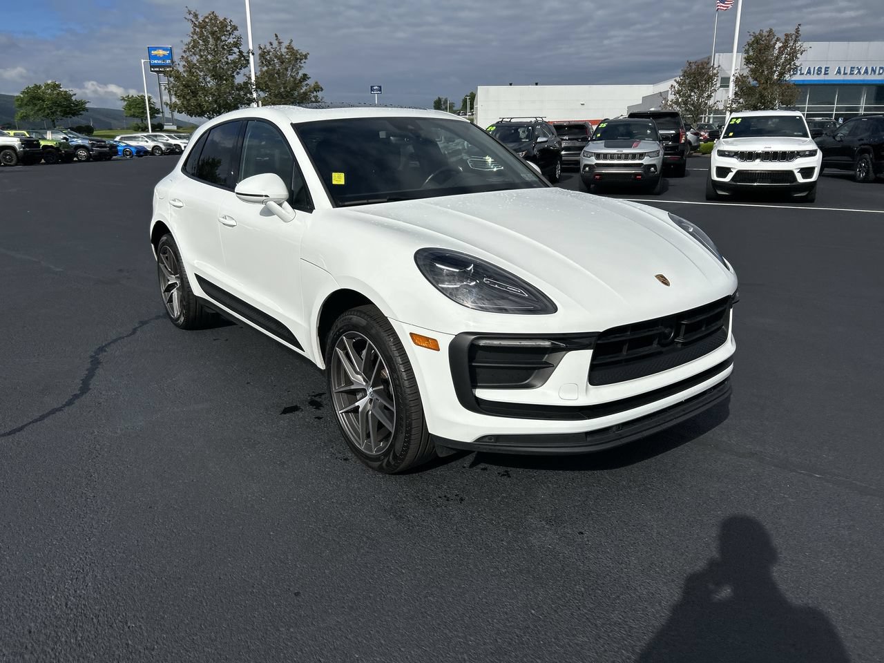 Used 2025 Porsche Macan AWD/4WD image 1