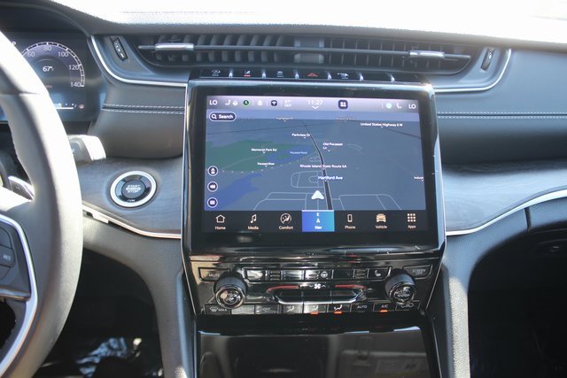 Used 2024 Jeep Grand Cherokee Limited image 3