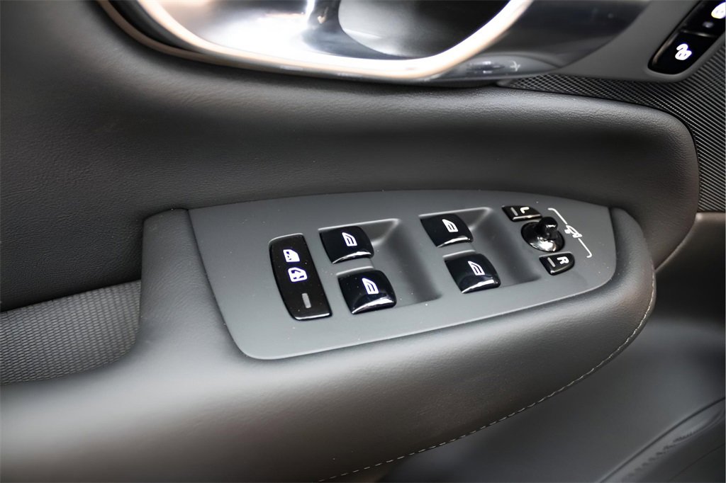 Certified 2025 Volvo XC90 T8 Plus image 20