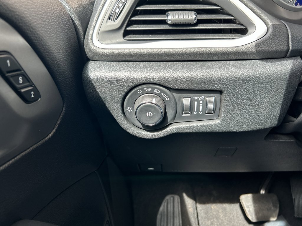 Used 2025 Chrysler Pacifica Select FWD image 24