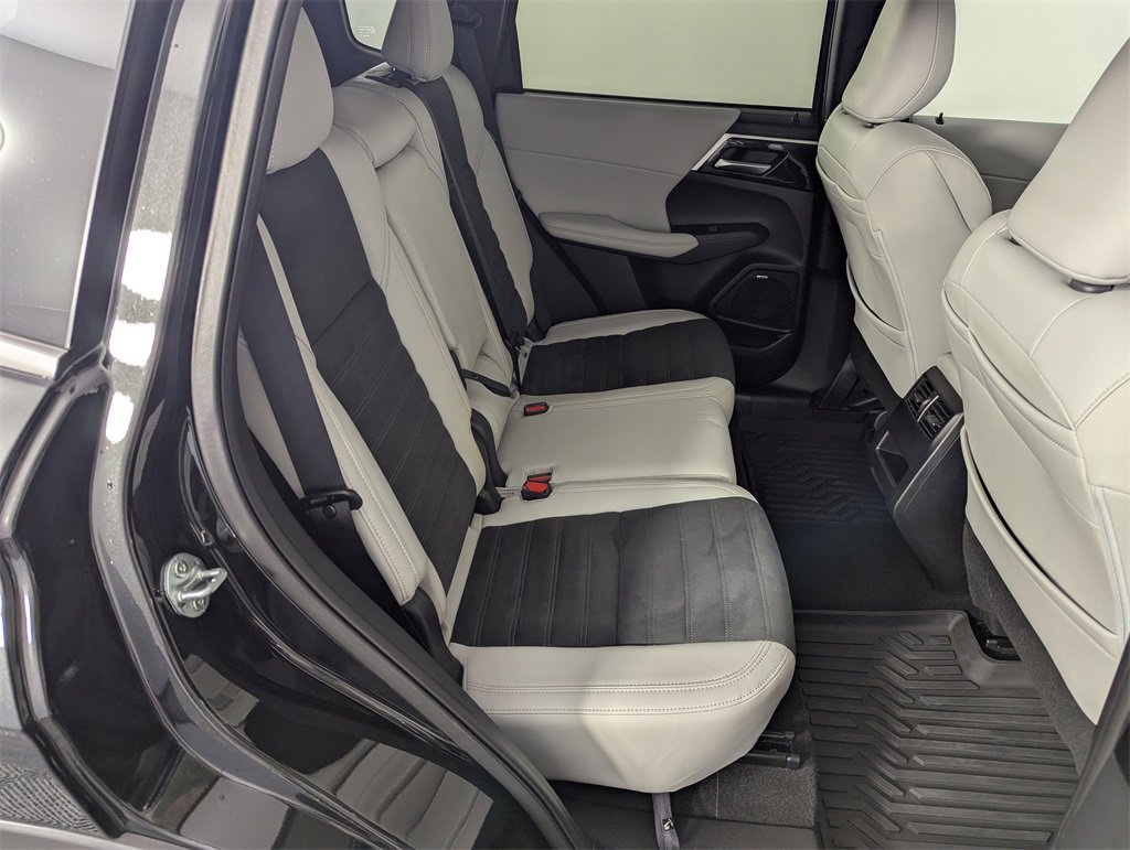 Used 2025 Mitsubishi Outlander SE image 34