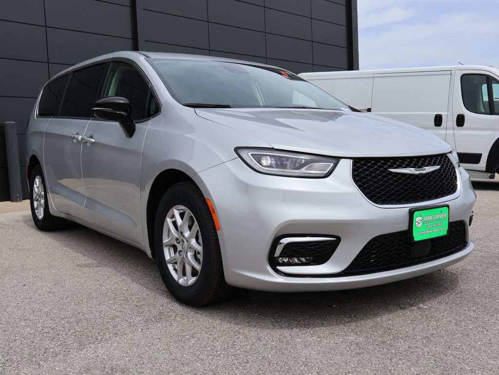 Used 2024 Chrysler Pacifica Touring-L FWD image 6