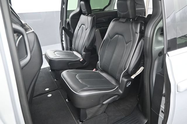 Used 2026 Chrysler Pacifica Limited FWD image 12