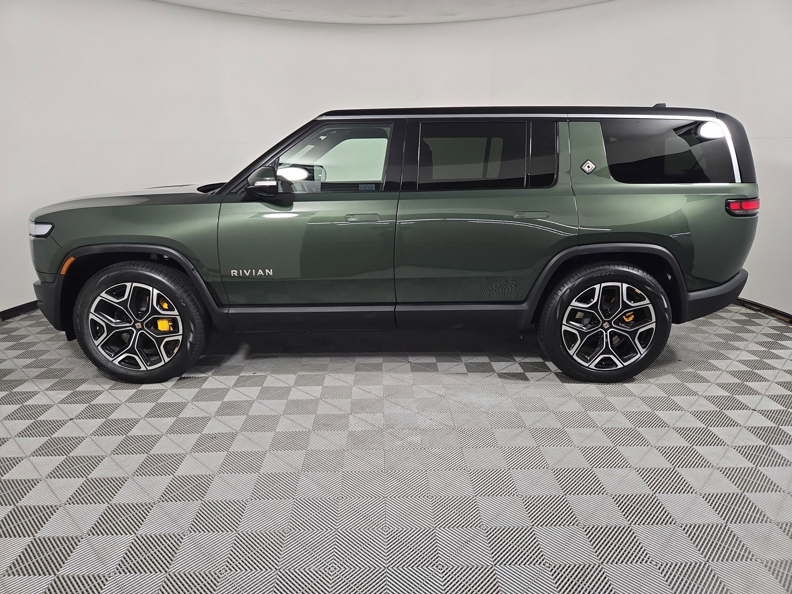Used 2022 Rivian R1S Launch Edition image 2