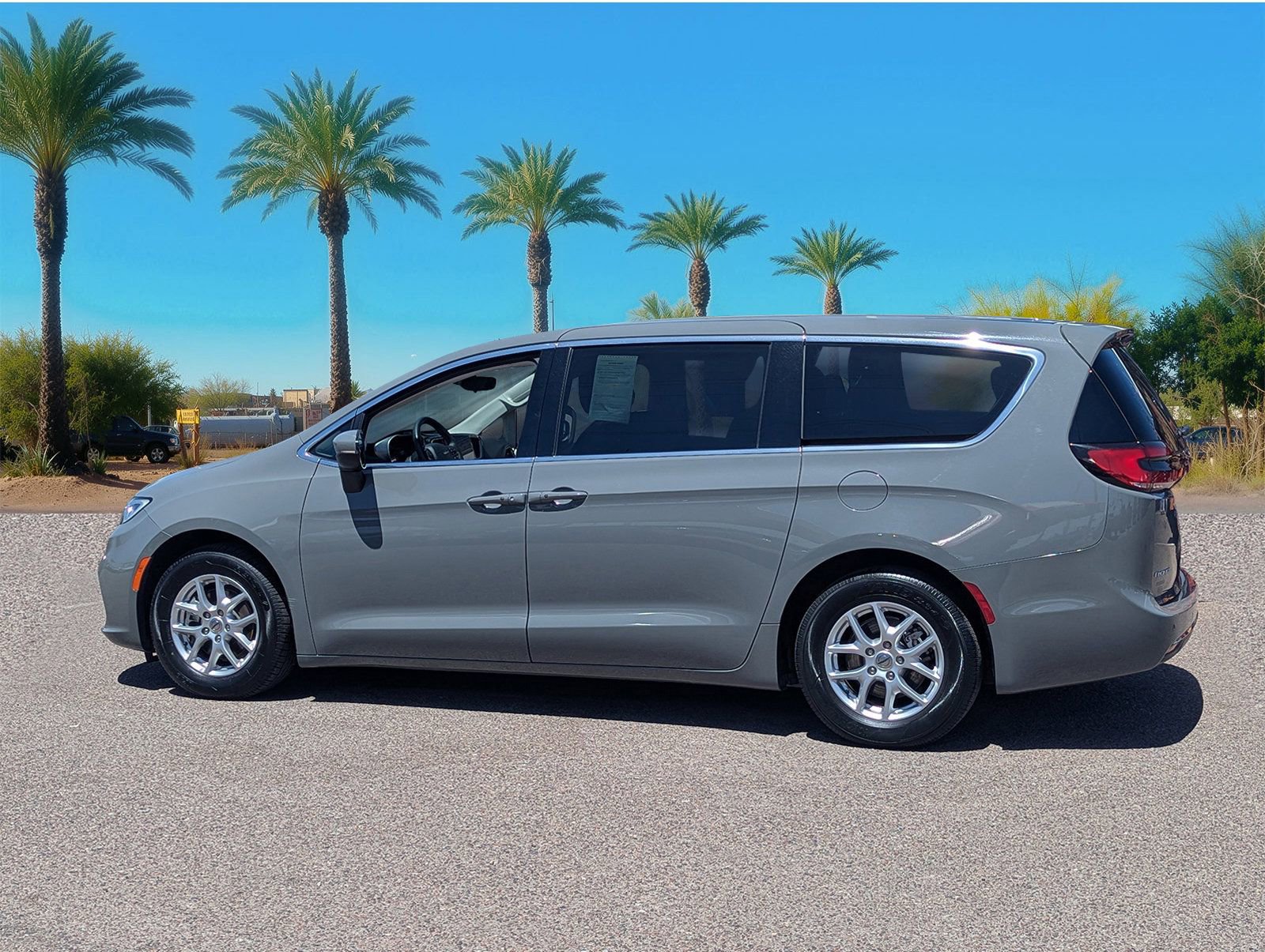 Used 2023 Chrysler Pacifica Touring-L image 3