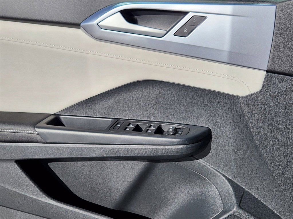 New 2025 Volkswagen Taos SE image 4