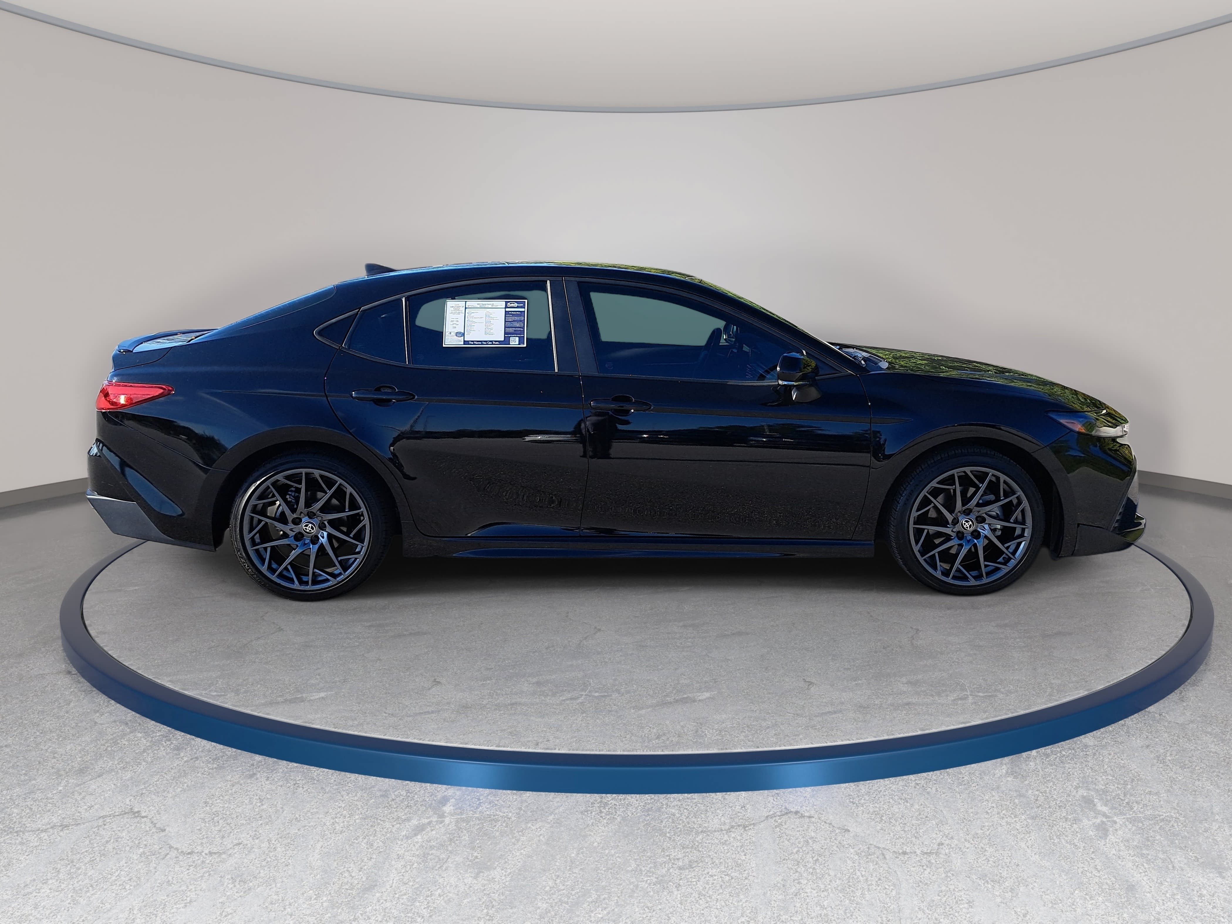 Used 2025 Toyota Camry SE w/ Convenience Package FWD image 4