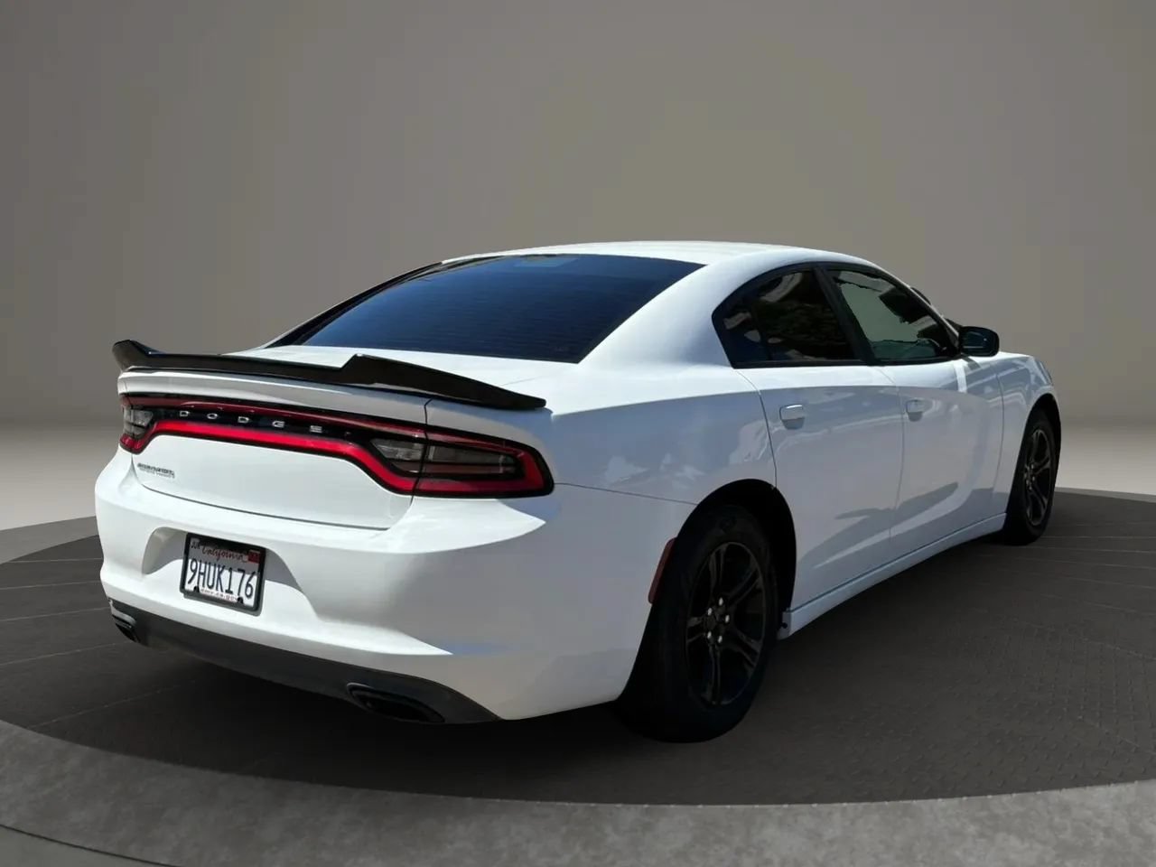 Used 2017 Dodge Charger SE RWD image 6
